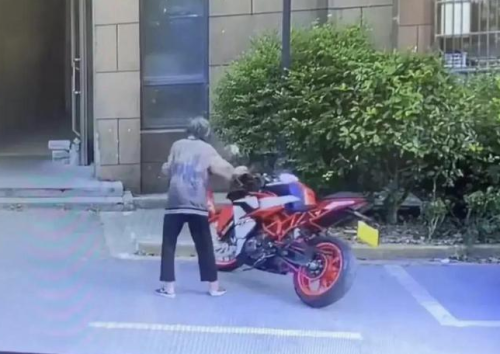 故意推倒摩托车老人已去世，车主表示将坚持维权