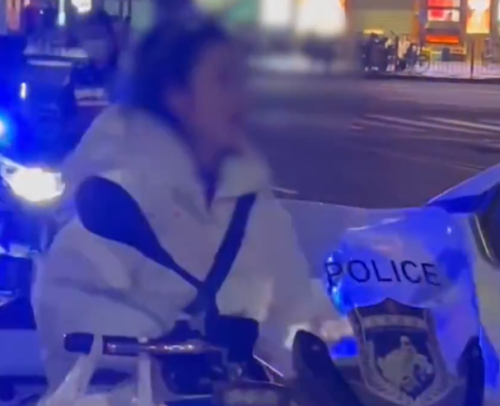 女子擅自坐警车拍照，遭警察制止还撒娇卖萌？