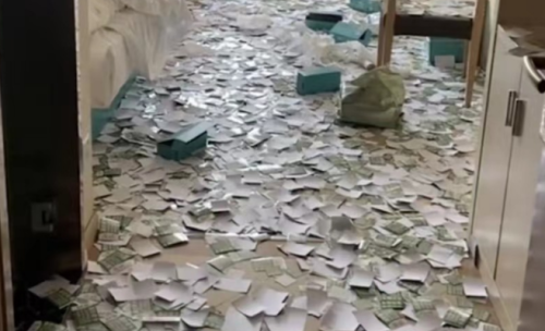 一酒店客人退房后被发现大量广告帖纸贴满房间，惊呆保洁员