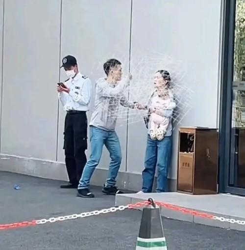 广州地铁站一男子多次挥拳女子
