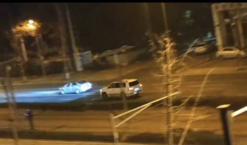 成都大街上一辆白色越野车反复追撞一辆轿车，车主："是盗窃犯"