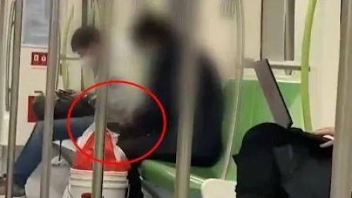 上海一男子在地铁里磨刀  官方回应：调查中