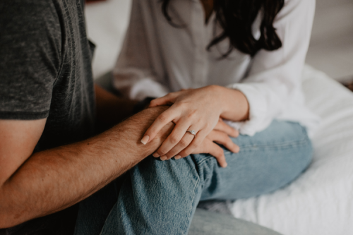 如果夫妻双方都希望离婚，应该如何进行？是否需要提供证据支持？