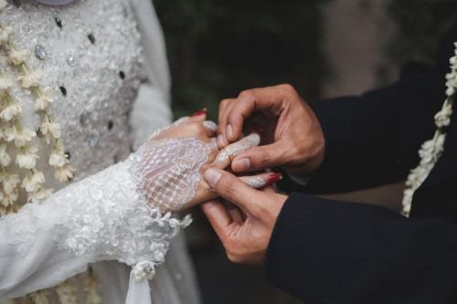 结婚后如何办理夫妻共同账户以及资产合并？