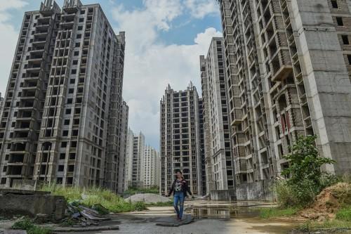 婚房烂尾10年以后不得已住进毛坯房 业主：还被要续交费用