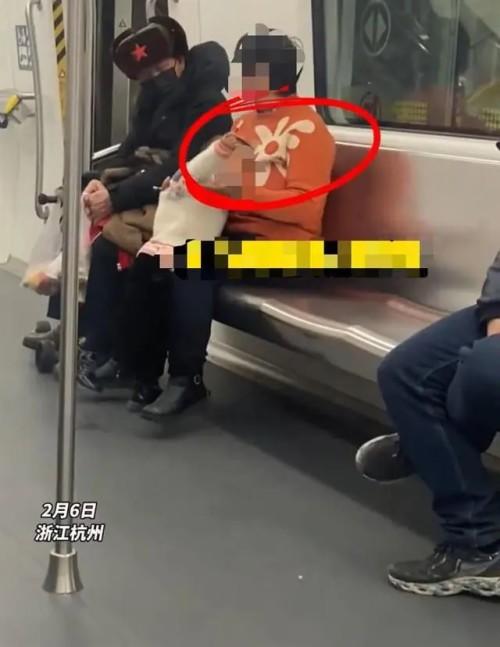 杭州一大妈地铁里吸烟并给孩子点烟 相关部门：正在核查中