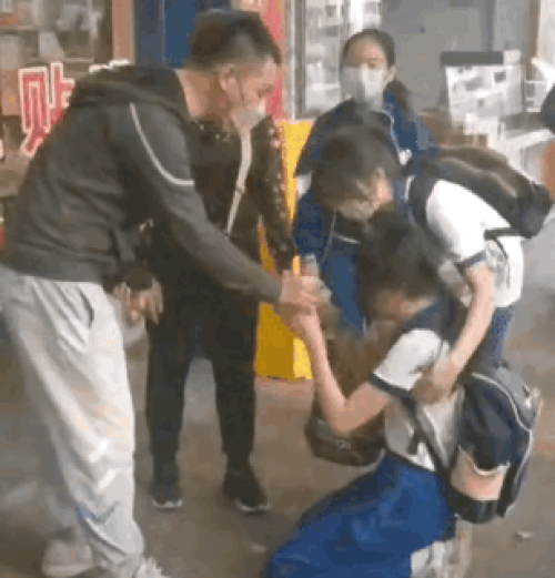 老太太路上捡到女孩掉的200块钱拒不归还，女孩下跪大哭
