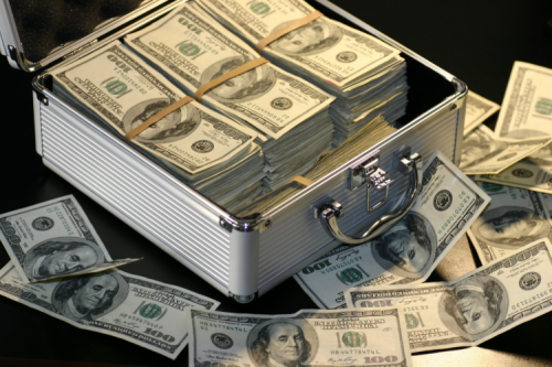 我们公司的合同中有违约金条款，但现在客户拒绝支付违约金，我们可以怎么做？