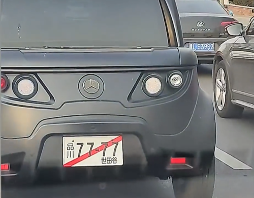 女子开车上路悬挂日本车牌，女子:"为了好玩"