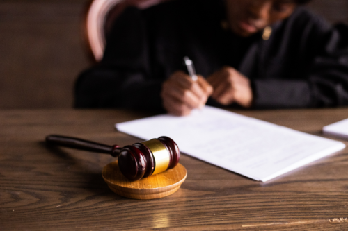 合同中实际损失不足以覆盖违约金，是否可以要求违约方支付超出实际损失的费用？