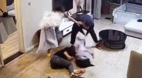 网传唐山男子抡婴儿车殴打妻子，家暴者应当严惩