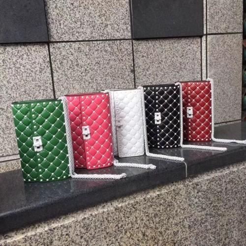 女子怕被发现以高仿替代偷窃闺蜜之财务 被判刑