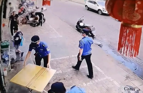 男孩店铺门前写作业桌椅被城管收走，这样执法真的文明吗？
