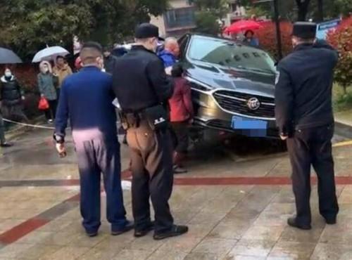 私家车占用消防车道被莫名掀翻 警方：已处罚！