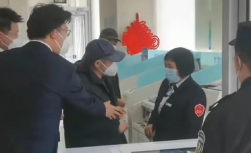 一大爷去银行取钱被vip频繁插队，银行做法是否有失公平？