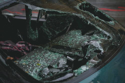 车祸中无人员伤亡，但车辆受损，应该怎样处理？