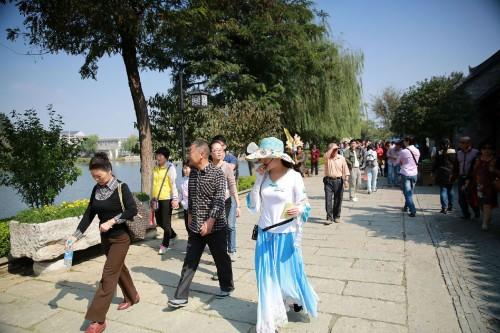 张家界游客因未购物被辱骂 相关部门：已彻查导游